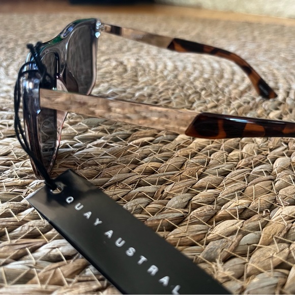 Quay Incognito Oversized Sunglasses Unisex Navy tortoiseshell smoke fade - Picture 3 of 4